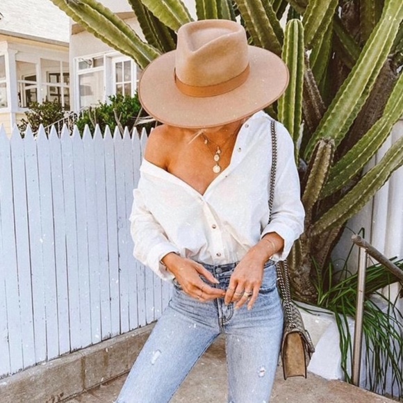 Tops - ✨HP✨ White Button Up Round Hem Shirt